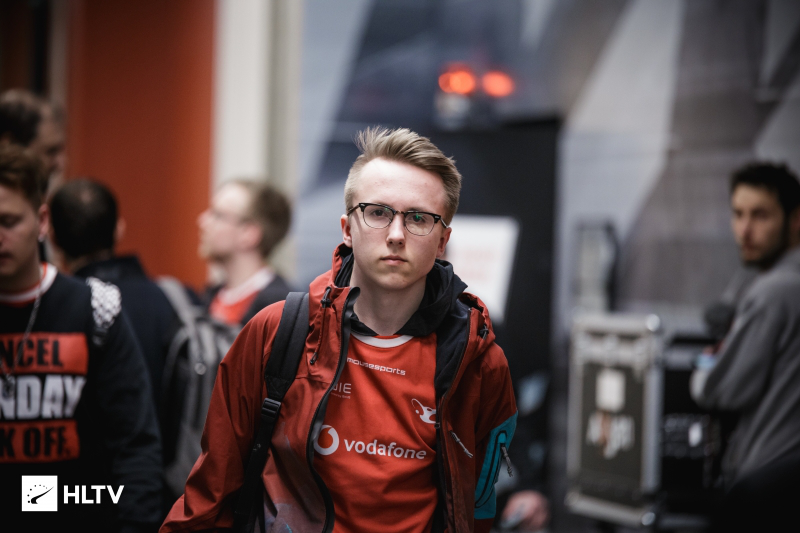 T1 Zeus输给RNG后微笑被韩网冲烂，Ghost选手发声应援