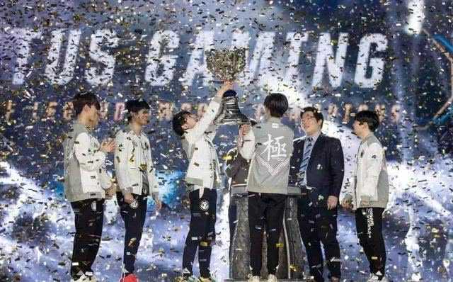LPL出征仪式返图：世界的舞台广阔无限，期待你们的精彩表现！